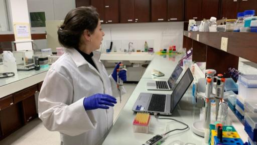 Investigadora de la PUCE utilizando el Oxford Nanopore.