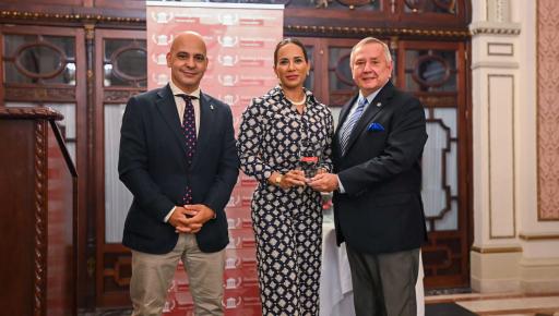 Vicerrectora Académica, dra. Nory Pinela y el Canciller Ecotec y el dr. Roberto Passailaigue reciben el premio.