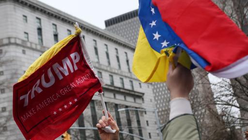 Personas sostienen banderas de Venezuela y en apoyo de Donald Trump en los alrededores de la Corte Daniel Patrick Moyinhan en Nueva York en Estados Unidos, el 5 de enero de 2026.