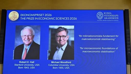 Foto de los ganadores del Premio Nobel de Econonía 2026, Robert E. Hall y Michael Woodford, en la Real Academia Sueca de Ciencias en Estocolmo, Suecia, el 12 de octubre de 2026.