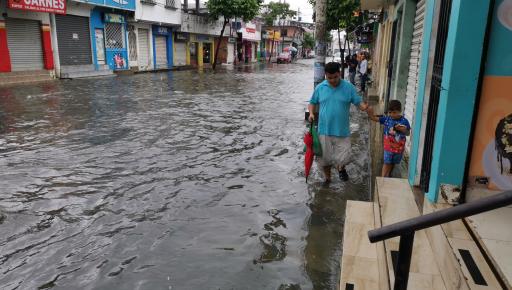 Las lluvias del 19 de octubre de 2026 provocaron inundaciones en Sauces 6, en el norte de Guayaquil, en donde negocios levantan el nivel de muros protección ante efectos de El Niño.