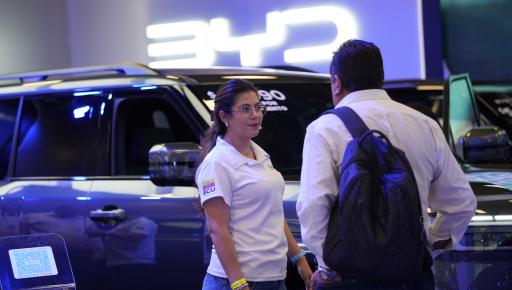 BYD presentó su portafolio de vehículos eléctricos e híbridos en Automundo 2026, un espacio para que los asistentes conozcan de cerca sus modelos y tecnologías.