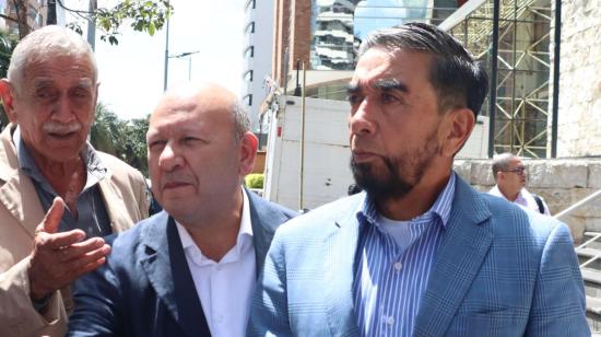 El presidente de la Fenacotrali, Napoleón Cabrera (terno azul a la derecha) junto a Felipe Vizcaino (Fentrape, izq.) y Abel Gomez (Fenacotip, der.), en Quito, el lunes 01 de julio del 2024, después de una reunión de mesas de diálogo entre dirigentes transportistas y el Gobierno.