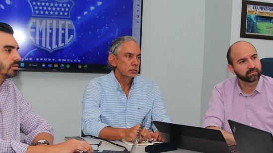 José Pileggi reunido con dirigentes de Emelec el 2 de diciembre de 2022.