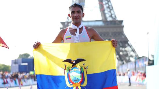Daniel Pintado, con la bandera de Ecuador, en la meta de los 20 kilómetros marcha en París, el 1 de agosto de 2024.
