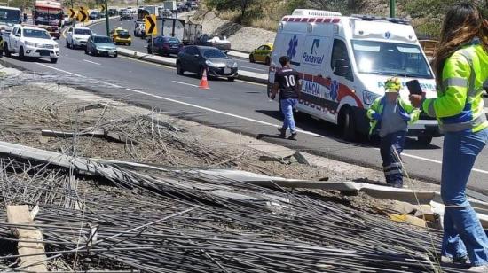 Una ambulancia en Guayllabamba atiende un accidente de tránsito, el 2 de agosto de 2024.