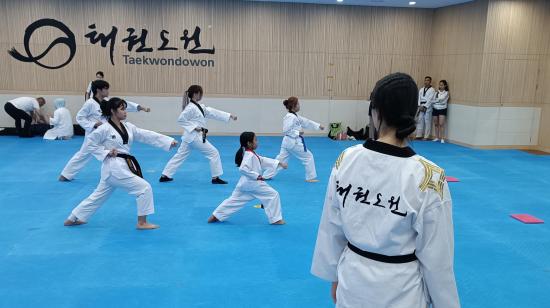 Una maestra de quinto dan observa la práctica de un grupo de taekwondosistas filipinos en Taekwondowon, en Muju, Corea del Sur.