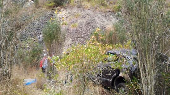 Un carro cayó por una pendiente en el sector de la Josefina, en Cuenca. Un niño murió producto del siniestro.
