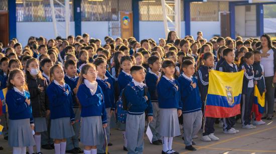 Estudiantes de la Unidad Educativa Juan de Salinas de Quito durante el minuto cívico, el 22 de enero de 2024.