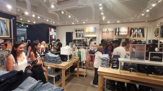 Personas en la nueva tienda de American Eagle, en Quito, el 31 de agosto de 2024.