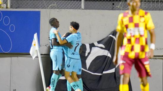 Los jugadores de Libertad celebran con David Caicedo el tanto frente a Aucas.