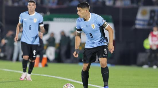 Luis Suárez controla el balón en el partido ante Paraguay por las Eliminatorias, en Montevideo, el 6 de septiembre de 2024.