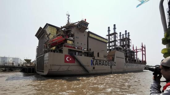 Barcaza de Karpowership inicia pruebas de operación en el puerto de la exEcuagran, el 8 de septiembre de 2024.