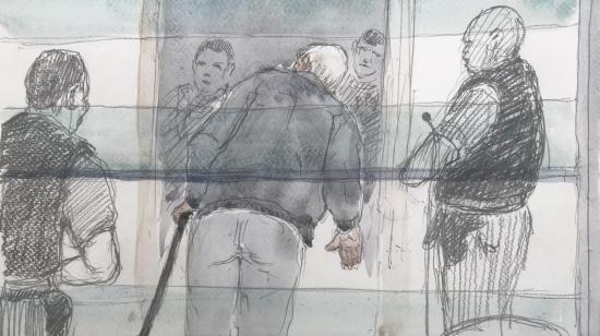 Dibujo realizado dentro del juicio en contra de Dominique Pelicot y otros 50 hombres, en el que se ve al esposo de Gisèle Pelicot retirarse del juzgado por tercer día consecutivo debido a problemas médicos, el 11 de septiembre de 2024.