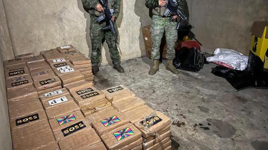 Efectivos del Ejército Ecuatoriano junto a bloques de droga decomisados que se almacenaban en una piladora en Los Ríos, el 11 de septiembre de 2024.