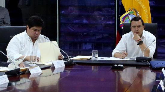 El ministro Arturo Félix y el presidente Daniel Noboa en un evento en Cuenca, el 8 de mayo de 2024.