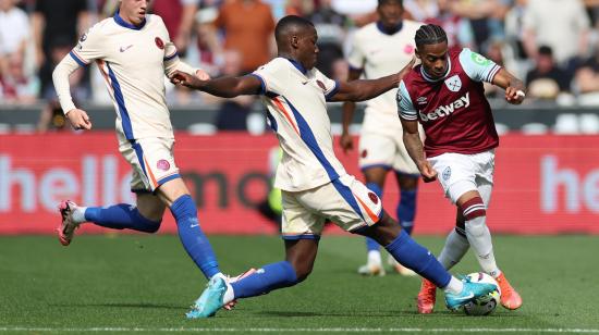 Moisés Caicedo (i), volante ecuatoriano del Chelsea, durante el partido ante el West Ham, de este sábado 21 de septiembre de 2024.