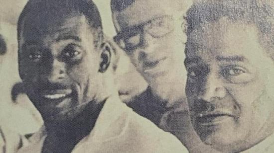 Guillermo Valencia León (d), también conocido como 'Valenciano', junto a Pelé.