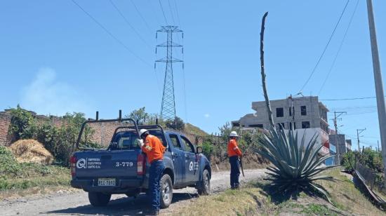 Un obrero de la Empresa Eléctrica Quito realiza trabajos en la línea de transmisión Conocoto-Vicentina, el 27 de septiembre de 2024.