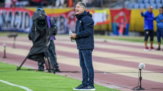 Ariel Holan, DT de Barcelona SC, durante el partido ante El Nacional, en el estadio Olímpico Atahualpa, el 5 de octubre de 2024.