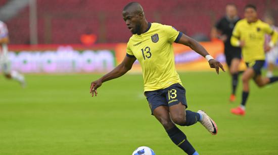 El delantero ecuatoriano Enner Valencia maneja una pelota en el partido ante Paraguay, en Quito, el jueves 10 de octubre de 2024.