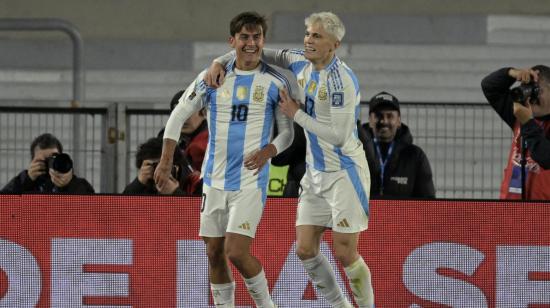 Paulo Dybala y Alejandro Garnacho, durante un partido de Argentina en Eliminatorias, el 15 de octubre de 2024.