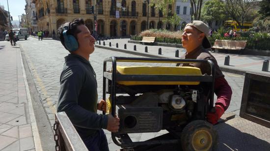 Ciudadanos mueven un generador de energía eléctrica para abastecer a un local comercial de Cuenca en medio de cortes de luz, en octubre de 2024.