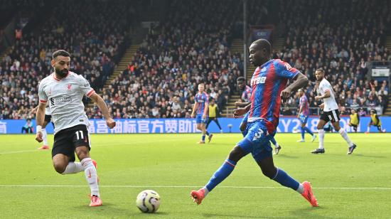 Tyrick Mitchell del Crystal Palace y Mohamed Salah Liverpool durante un partido de fútbol de la Premier League.