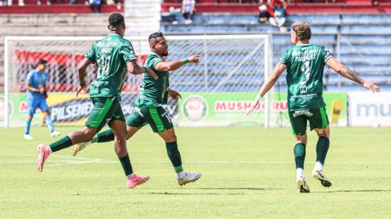 Jugadores de Mushuc Runa, durante un partido en el estadio La Cocha, el 19 de octubre de 2024.