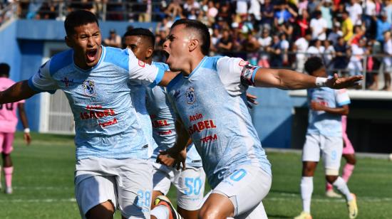 Los jugadores del Manta festejan el gol de Roberto Valarezo, en el partido ante Vargas Torres, el 24 de octubre de 2024.
