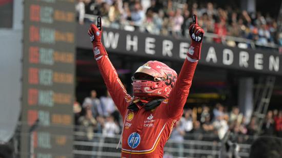 El piloto español de Ferrari, Carlos Sainz, celebra después de ganar el Gran Premio de México de Fórmula 1.