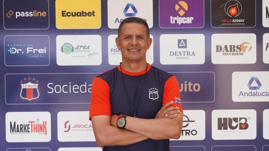 Carlos Castro, DT de Deportivo Quito, posa para una foto en el complejo de Carcelén, en octubre de 2024.
