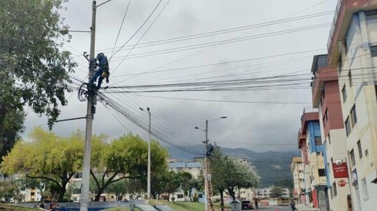Un trabajador de la Empresa Eléctrica Quito, en un barrio del norte, el 4 de noviembre de 2024.