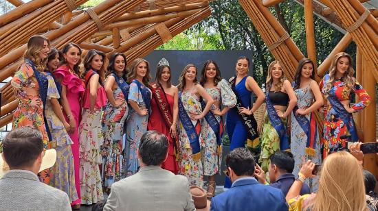 Las candidatas a Reina de San Francisco de Quto en un evento que las presentó el 7 de noviembre de 2024 en el Jardín Botánico de la capital.