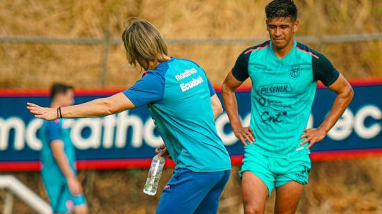 Xavier Arreaga, seleccionado nacional, recibe instrucciones del DT Sebastián Beccacece, el 8 de noviembre de 2024.