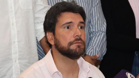 Jan Topic, junto a sus simpatizantes, dio una rueda de prensa este 11 de noviembre en Quito.