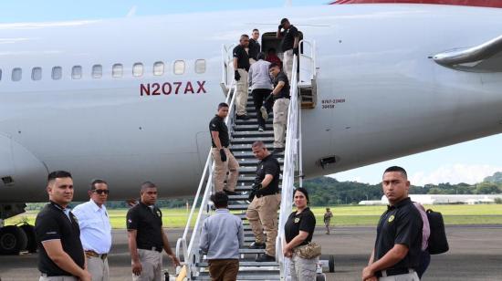 133 migrantes de nacionalidad india y vietnamita ingresan a un avión para ser deportados, este 18 de noviembre, en Panamá, en el marco de un acuerdo con Estados Unidos para disminuir el flujo migratorio.