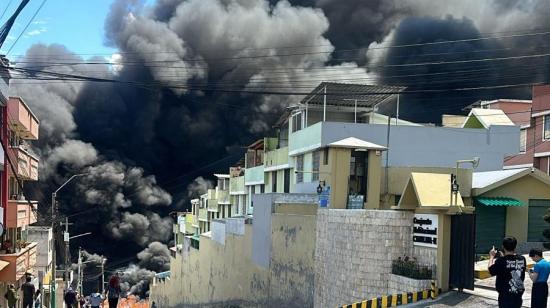 Imagen del incendio registrado en Quito este 23 de noviembre de 2024.