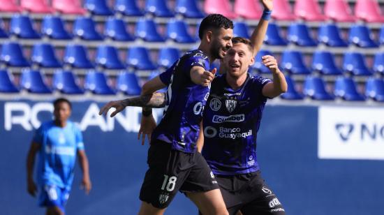 Cristian Zabala y Mateo Carabajal, de Independiente del Valle, festejan un gol ante Macará, el domingo 24 de noviembre de 2024.