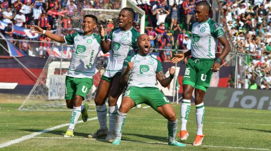 Los jugadores de Liga de Portoviejo festejan un gol ante Deportivo Quito, en el estadio Reales Tamarindos, el domingo 24 de noviembre de 2024.