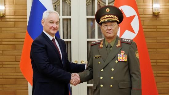 El ministro de Defensa de Rusia, Andréi Belousóv, junto a su homólogo de Corea del Norte, No Kwang-chol, durante conversaciones bilaterales en Pyongyang el 29 de noviembre de 2024.