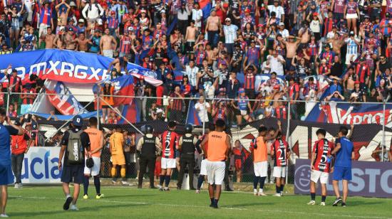 Los jugadores de Deportivo Quito saludan a sus hinchas en el estadio Reales Tamarindos de Portoviejo, el domingo 24 de noviembre de 2024.