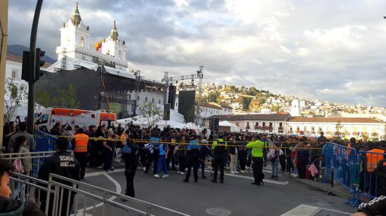 Vista de los primeros asistentes a concierto de San Francisco, en el Centro Histórico de Quito.