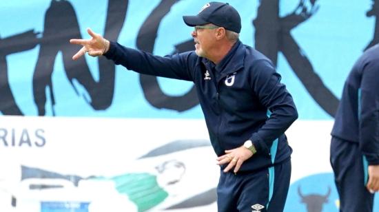 El entrenador Jorge Célico reparte instrucciones a sus jugadores, en el partido entre Macará y Universidad Católica, el 30 de noviembre de 2024.