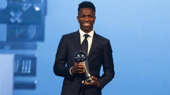 El futbolista brasileño Vinicius Junior posa con el trofeo del The Best de la FIFA, el martes 17 de diciembre de 2024.