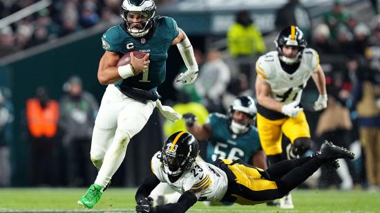 Halen Hurts de los Philadelphia Eagles supera a Damontae Kazee de los Pittsburgh Steelers durante el tercer cuarto en el Lincoln Financial Field.