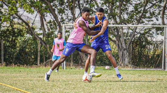 Jugadores de 9 de Octubre en un entrenamiento, el 1 de octubre de 2024.