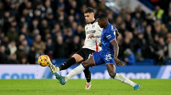 Moisés Caicedo, volante ecuatoriano del Chelsea, en el partido ante el Fulham, este jueves 26 de diciembre, por la Premier League.