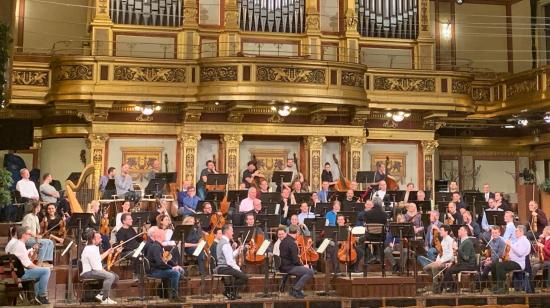 Músicos de la Orquesta Filarmónica de Viena ensayan el 28 de diciembre de 2024 en Viena, Austria.