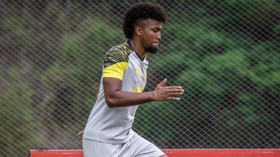 Gustavo Vallecilla, durante un entrenamiento con Barcelona SC en las canchas alternas del estadio Banco Pichincha, el 4 de enero de 2025.